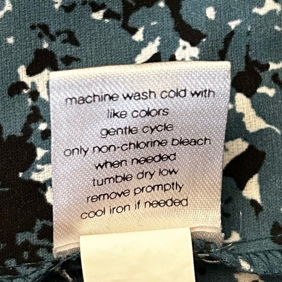 ELIZABETH & JAMES High-Neck Print Blouse - Picture 9 of 12